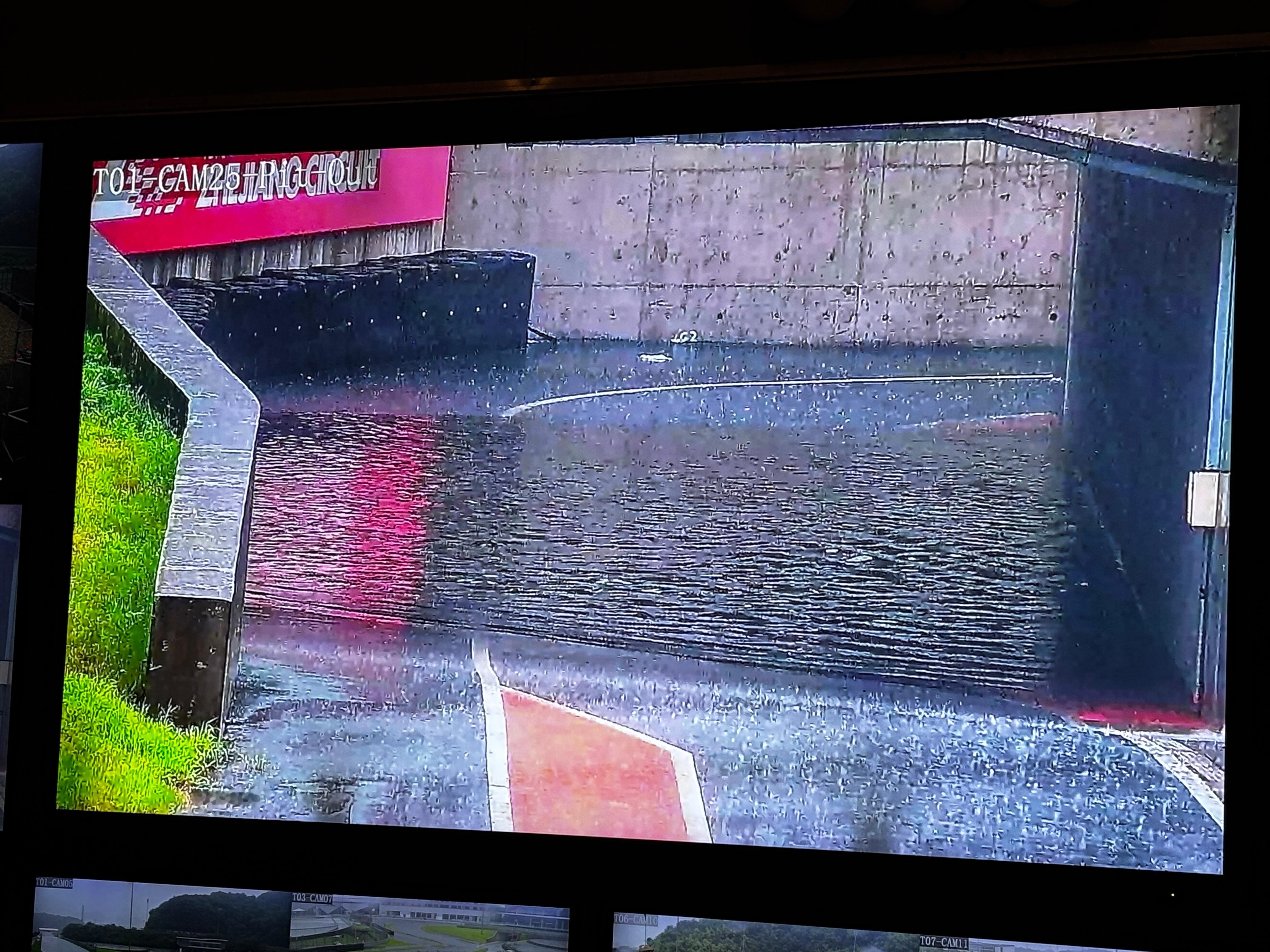 赛道维修区出口变成鱼塘了，赛车出去可能就变泡水车了。[允悲]不知道我们第二站比赛