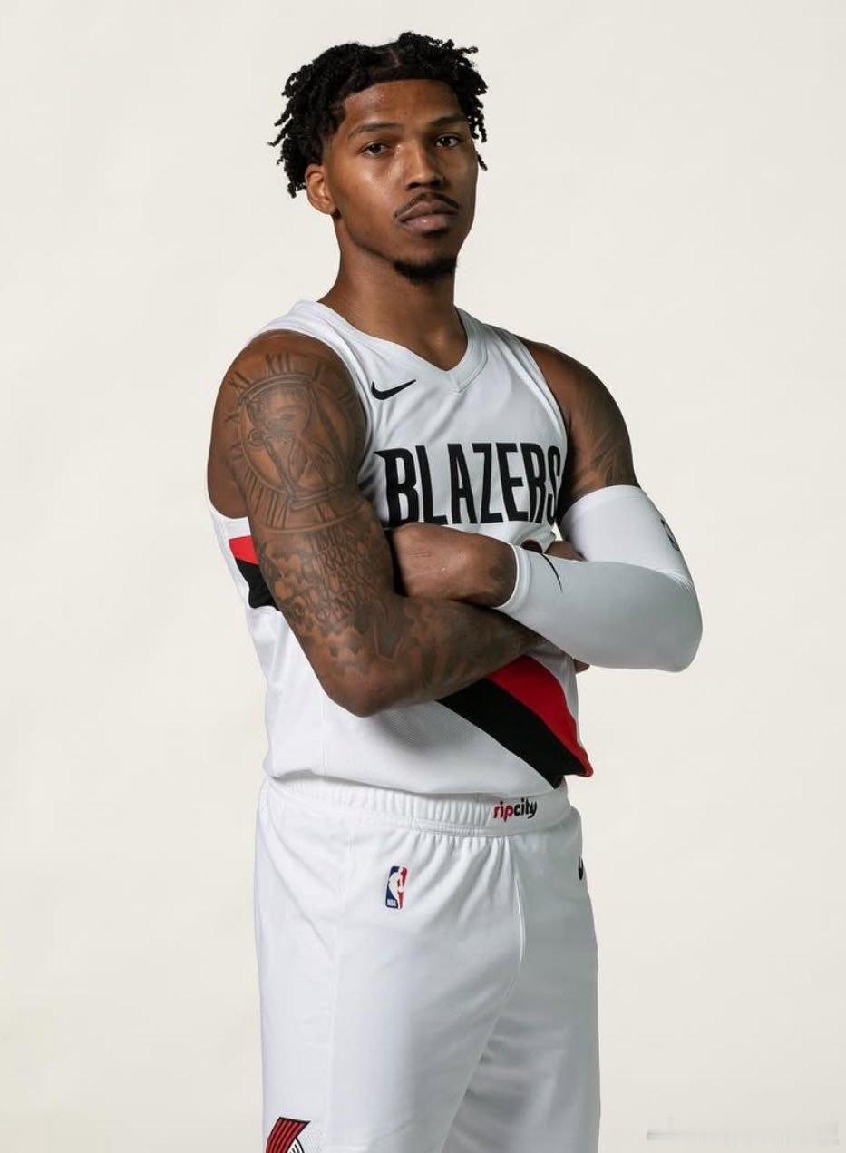 赢球功臣！双向合同凯莱布-乐福本场20中9，命中6记三分砍下26分7篮板5助攻。