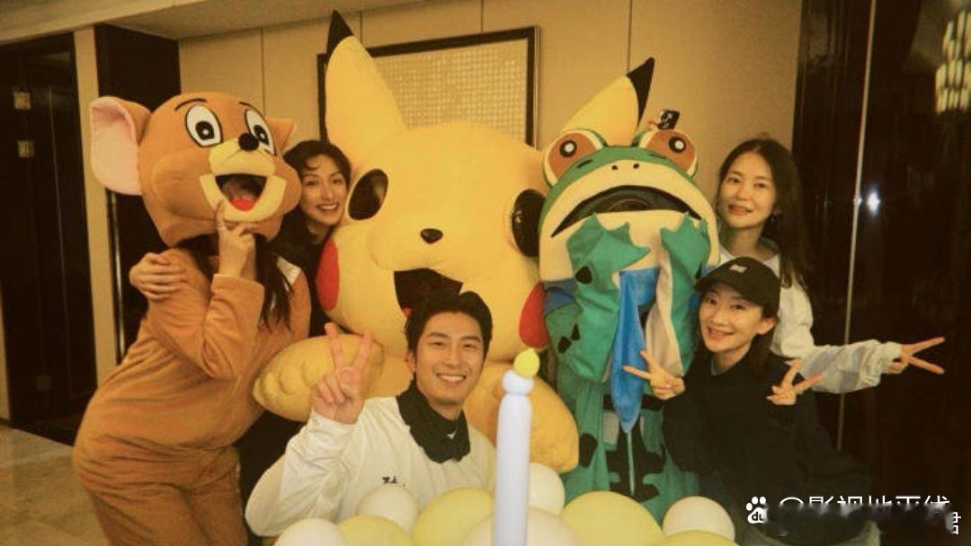 15日，何超莲穿青蛙服和友人一起为窦骁庆祝37岁生日，两人甜蜜相拥，一起吹蜡烛，