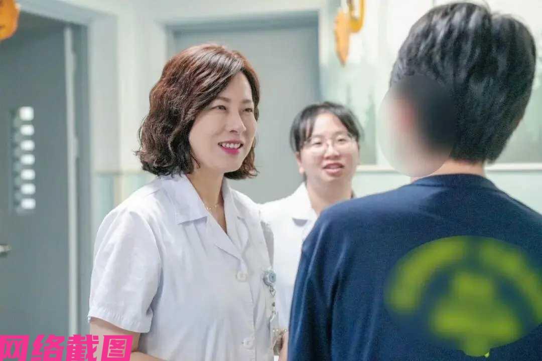 浙江宁波有家上高二女生，在学校不开心时，便在家关门与电脑上的AI聊天软件聊天，但