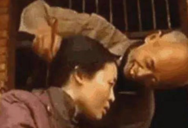 1995年，20岁的女大学生被人贩子120元卖给38岁老光棍，被关押17年，每天