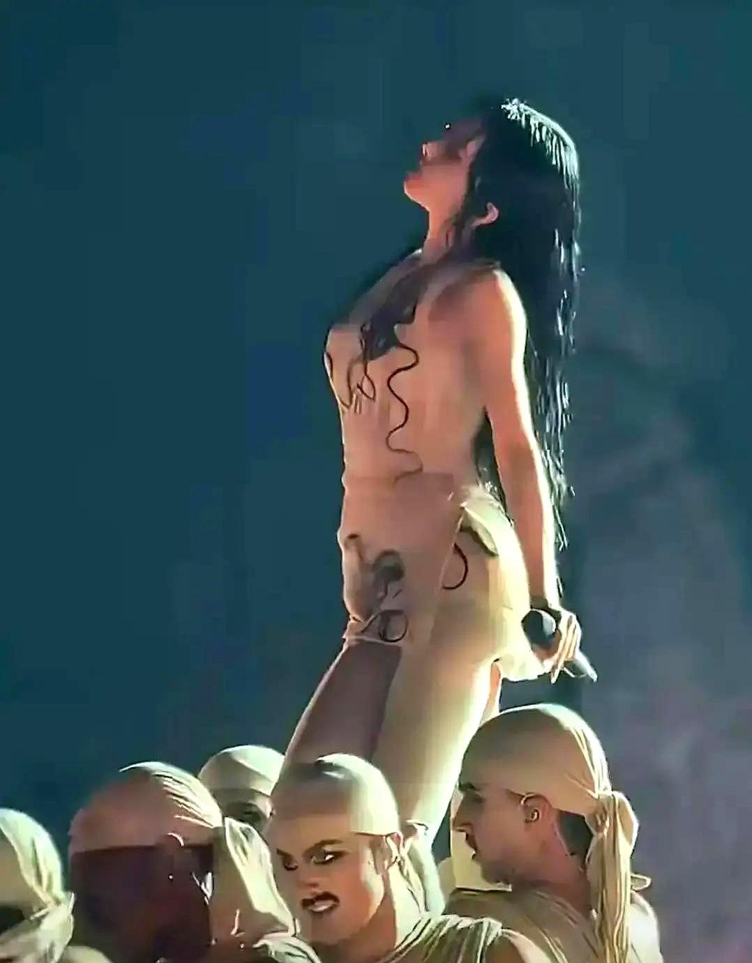 蔡依林45岁那一跳，把“女人老了就不行”这句话给干碎了。

在“Ugly Bea