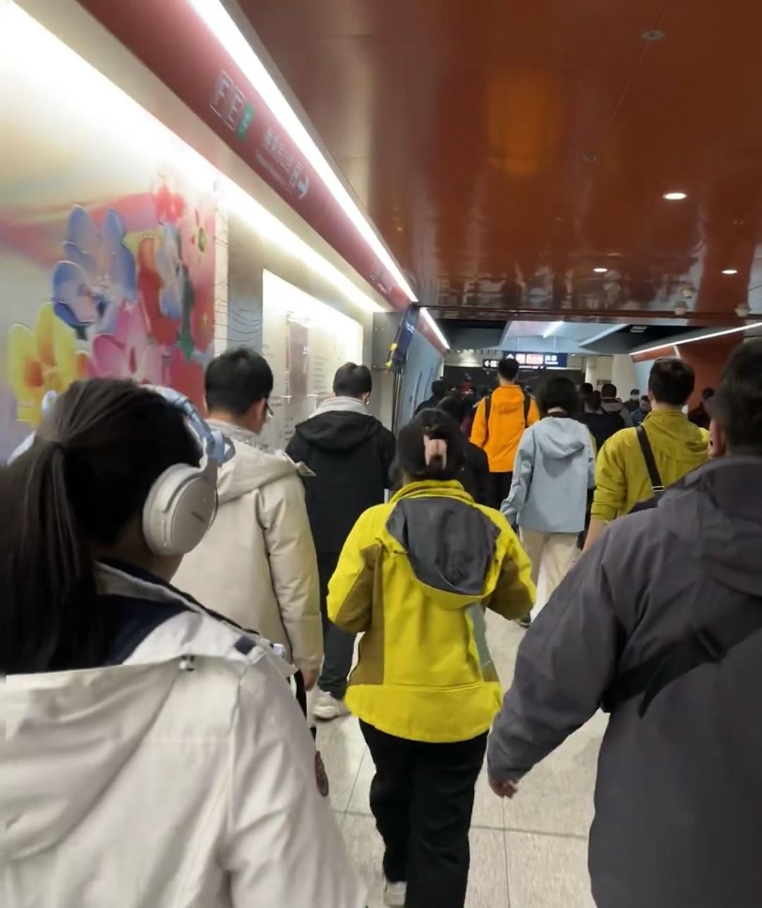 北京人现在人均一件冲锋衣，满大街都是。地铁、商场、煎饼摊，黑的灰的卡其的，全在穿