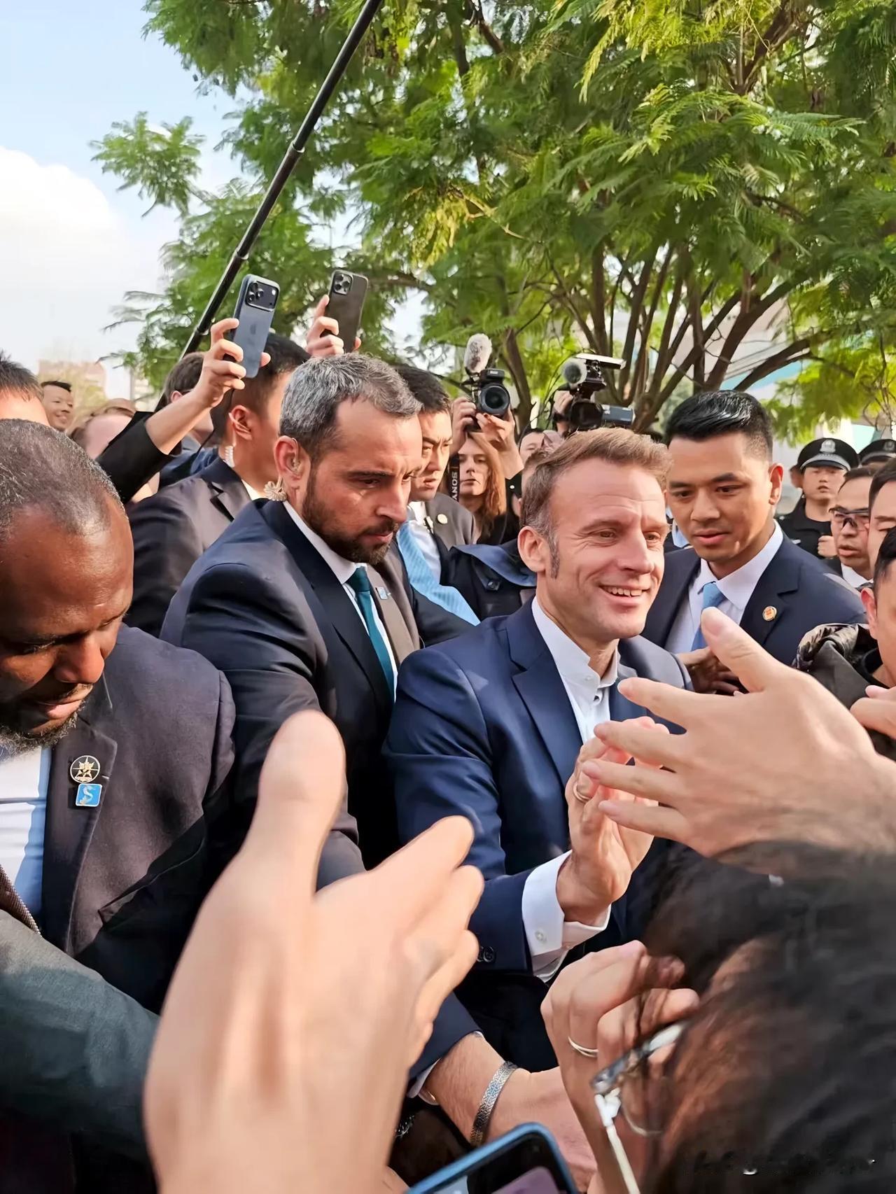 马克龙现身川大，现场直接燃成沸点！咱川大学子的热情简直嗨爆了，欢呼声浪一波盖过一