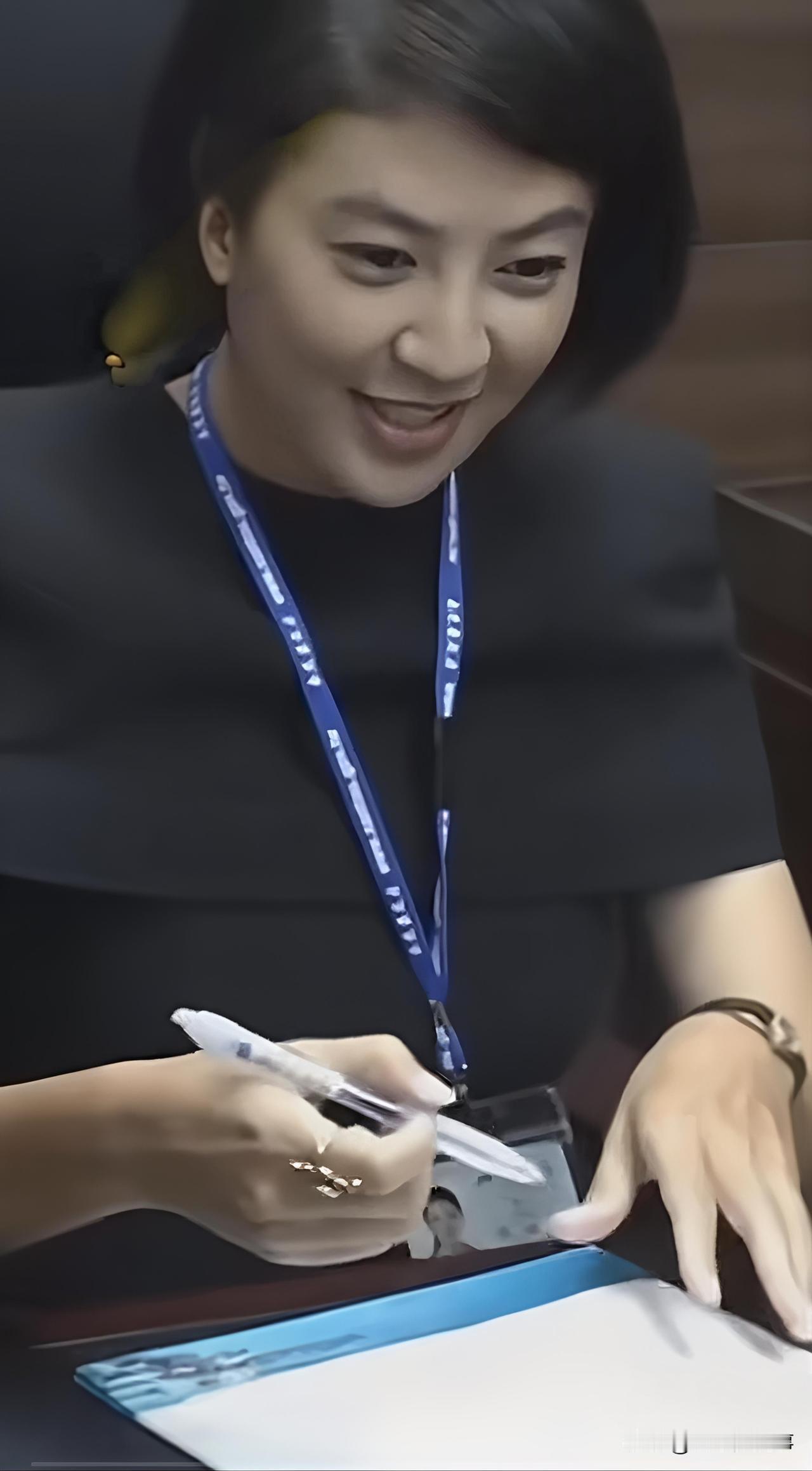 台湾美女县长挂工作牌上岗