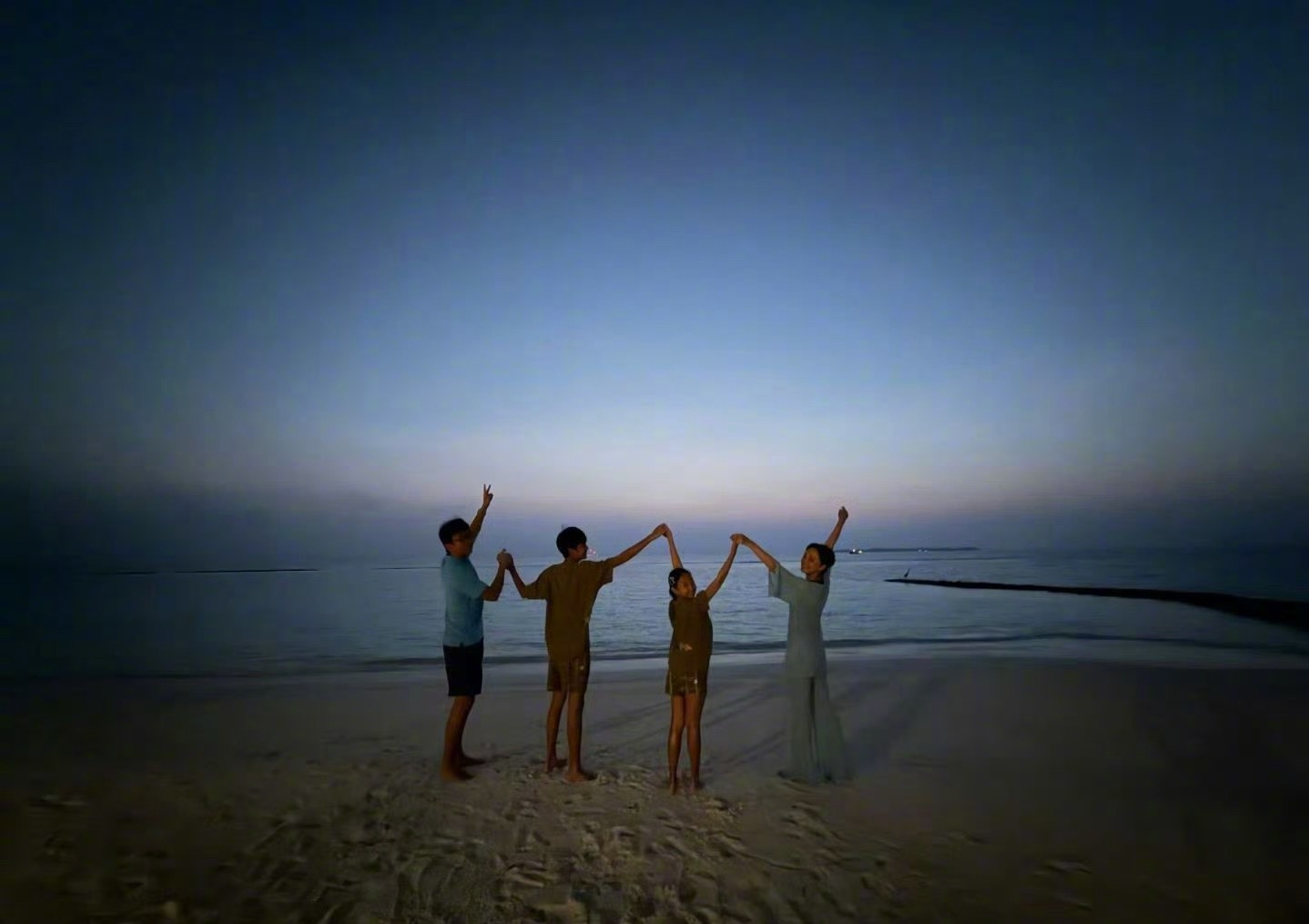 孙俪邓超2026全家福甜度超标！孙俪晒出一家四口海边背影照，解锁2026全新全家