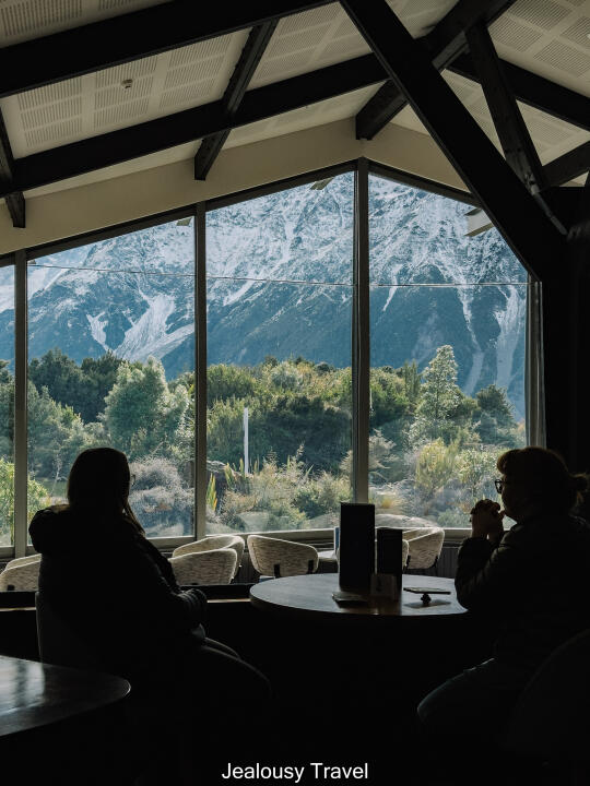 在普卡基湖的极光与特卡波湖的初雪