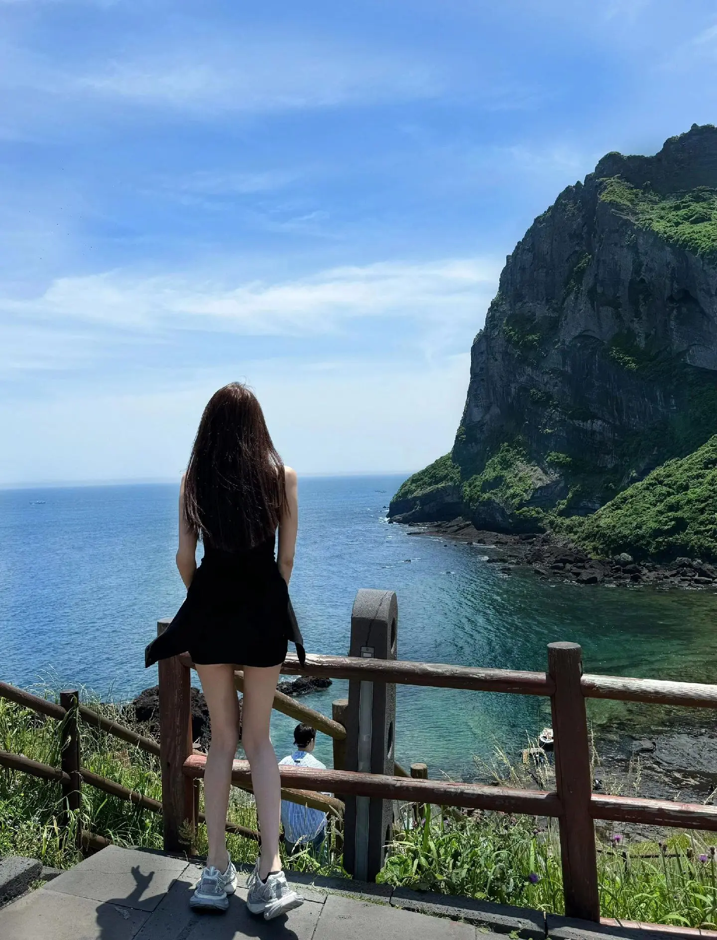 “一个人挺好的，没有惊喜，没有意外，没有吃醋，没有期盼，没有失望，没有辜负，没有背叛，比起忽冷忽热，还是孤独更踏实”