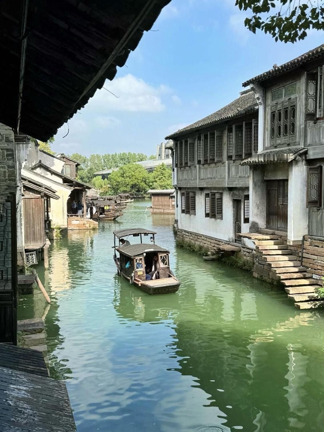 夏风漫古巷，赴八座古镇的人间清梦

蝉鸣撕开盛夏的帷幕，热浪席卷城市街巷。当我们
