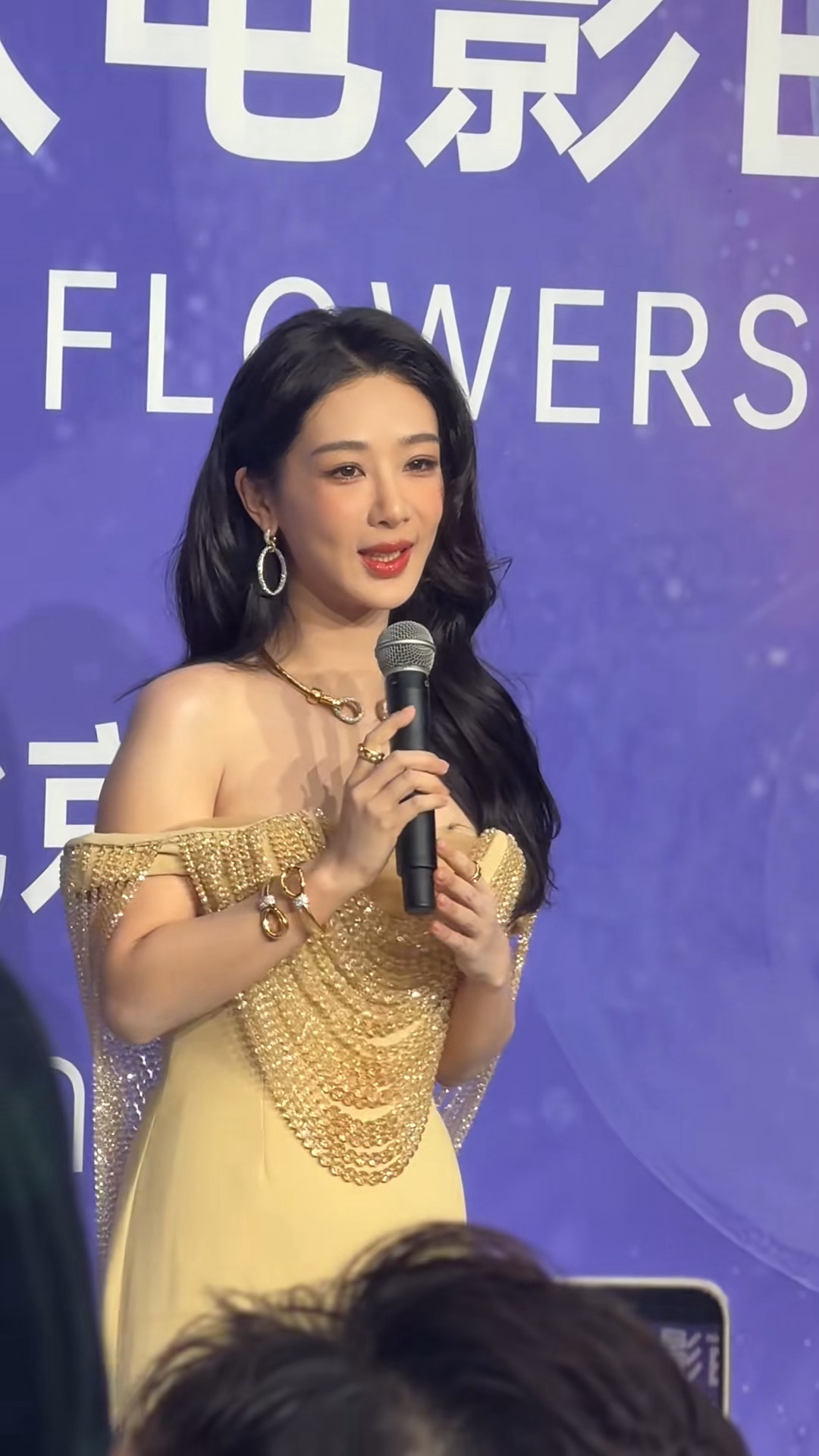 百花奖红毯百花奖红毯｜杨紫亮相。一袭粉裙登场，柔和的色调，自带舒展松弛的气质。身