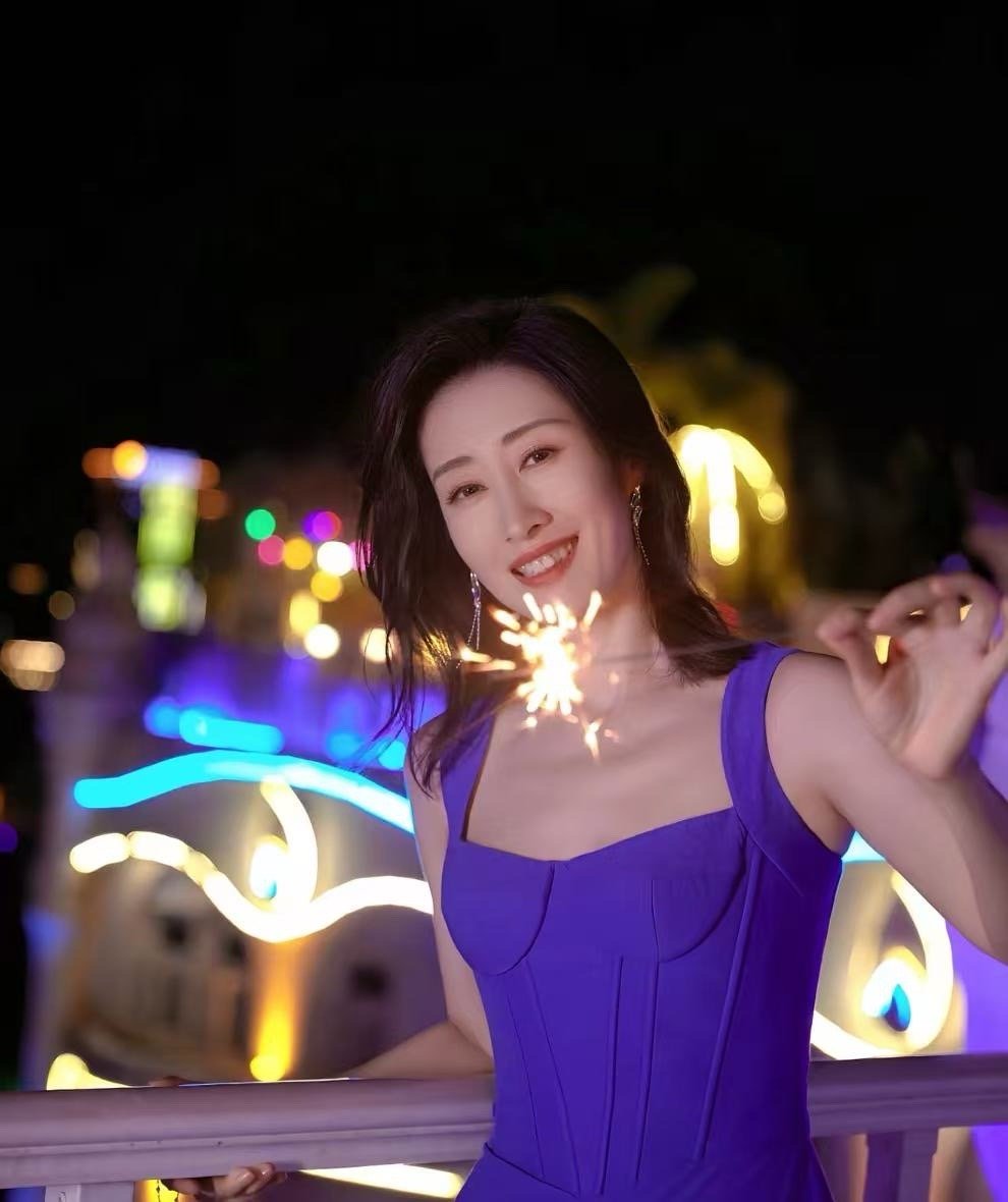 悬疑剧有刘敏涛这40秒就够了隐身的名字 葛文君站在过道里，佝偻着腰，一动不动。镜