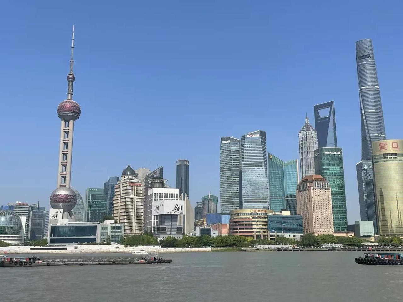 五一假期的上海，宛如一幅繁华绚丽的画卷。

外滩，黄浦江畔的璀璨明珠，万国建筑在