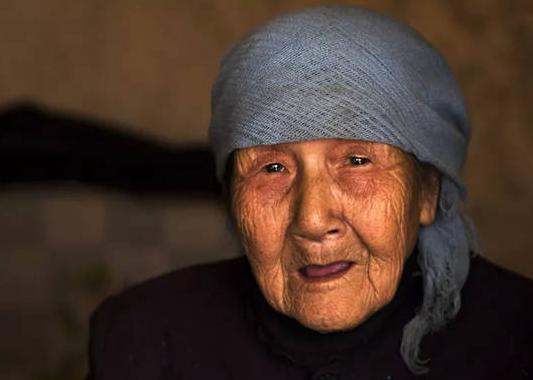 1943年，21岁的曹黑毛在山洞里生下孩子，刚要喂奶却停住了，说：“你是日本人的