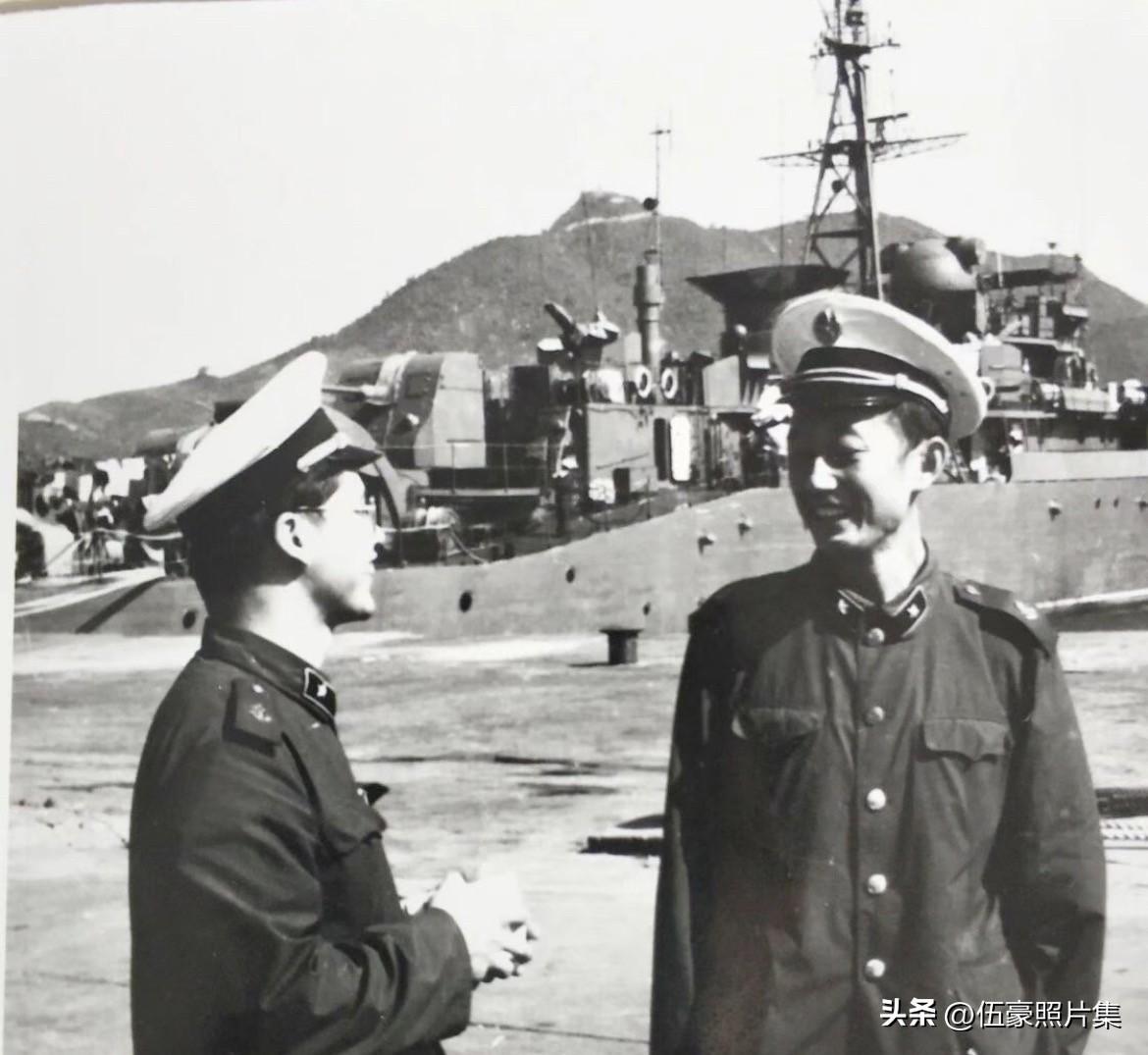 1988年春，海南三亚，滕飞（右）和战友交流中，他当时由机关下到某舰任副航海长。