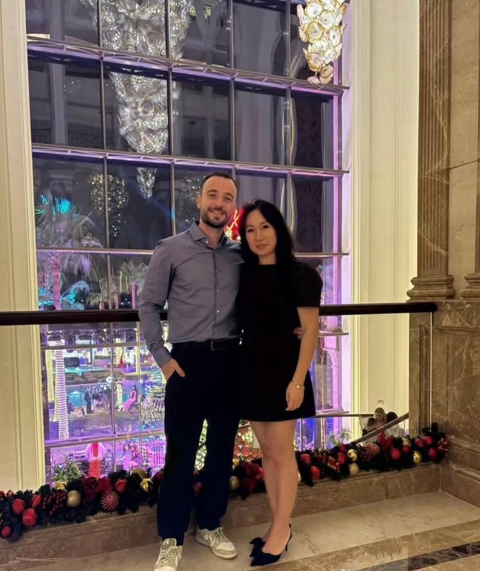 真想不到西蒙·高茨🇫🇷的妻子竟然是华裔，而且还比高茨哥大11岁。
据说他的妻