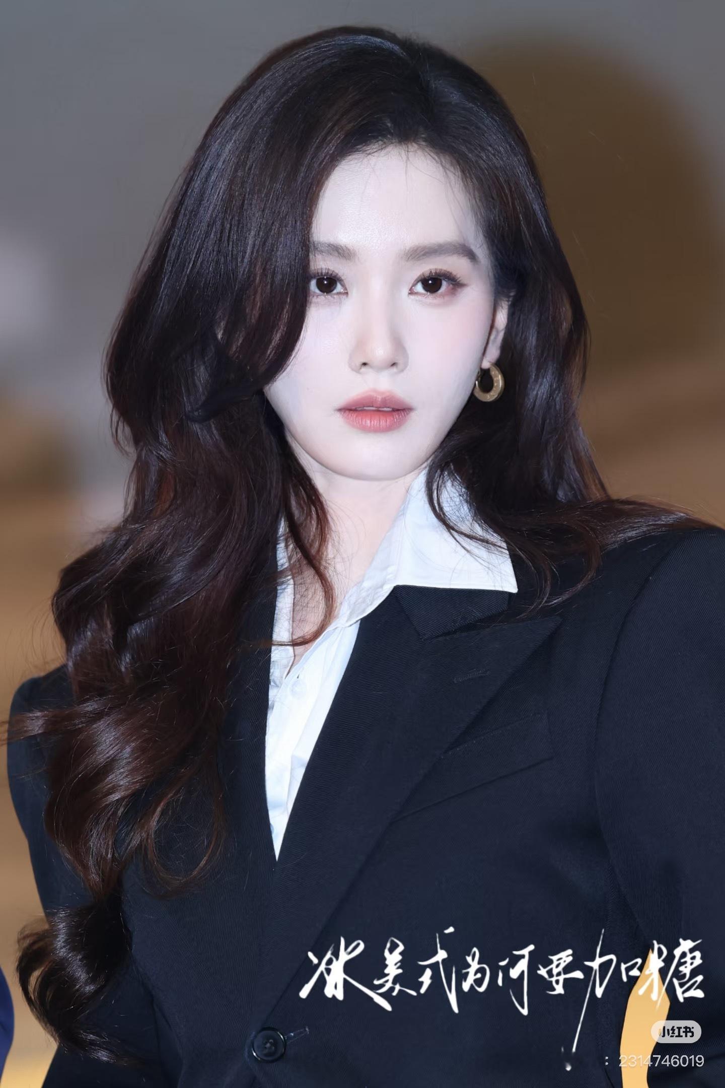 看到网友拍的刘诗诗Celine新图 