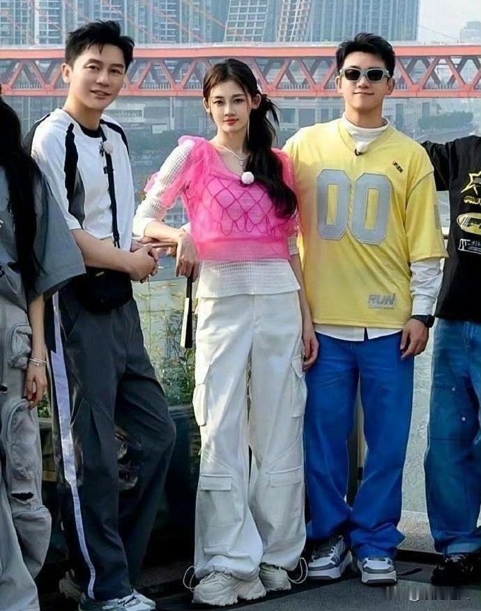 这张大合照里苗苗美得超显眼！跳舞出身的气质太绝了！身姿舒展又干净。生了三个娃还保