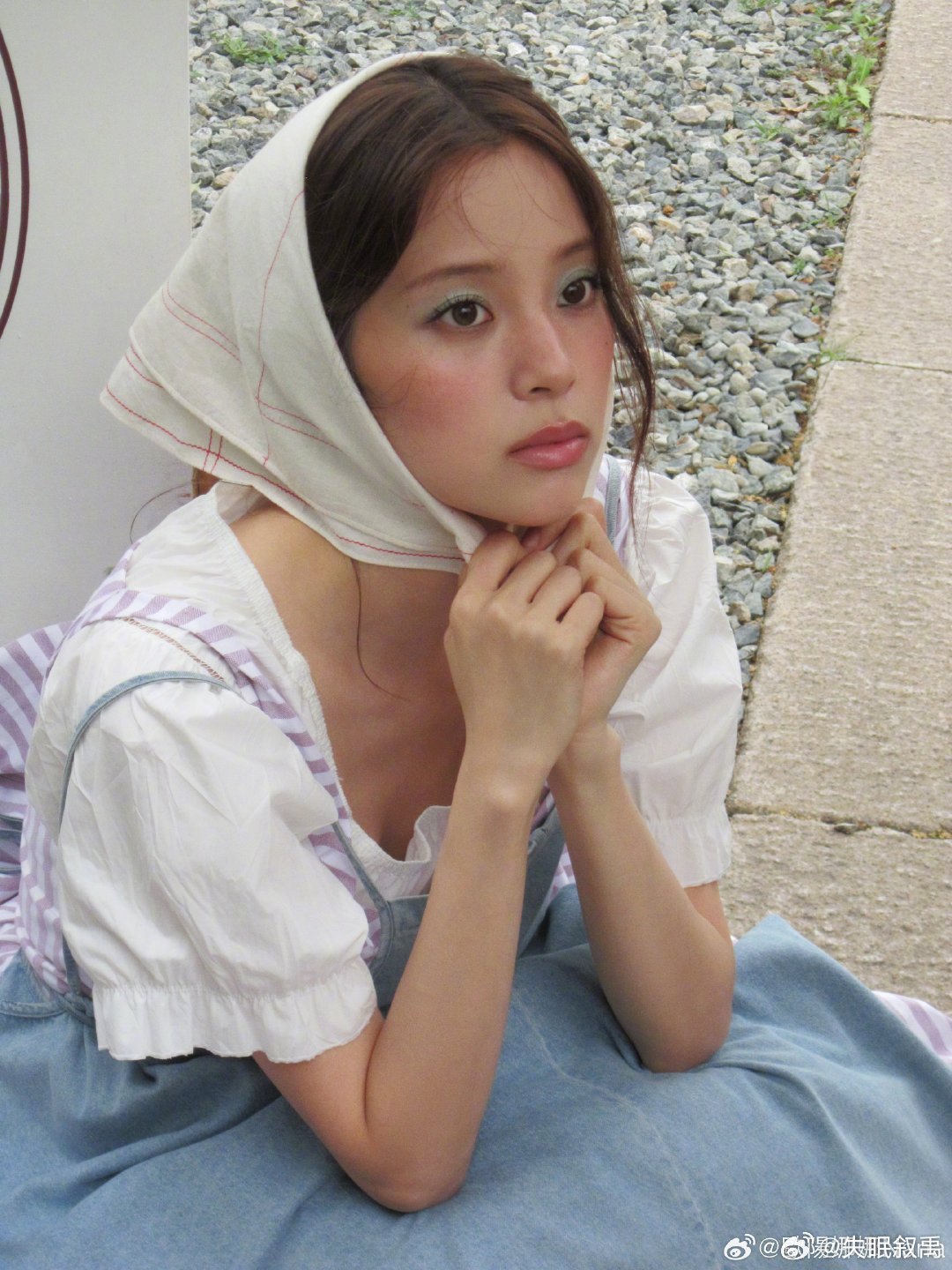 欧阳娜娜美商真的会被娜娜的审美折服！不管是红毯上的高定还是日常的私服叠穿，那种不