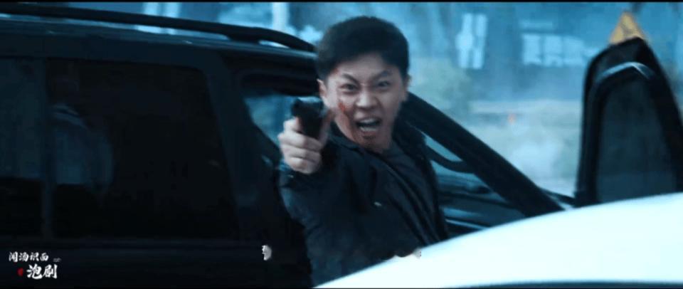 白夜破晓  加油站的每一枪都让人头皮发麻，又担心他们被打中又担心加油站会爆/炸[
