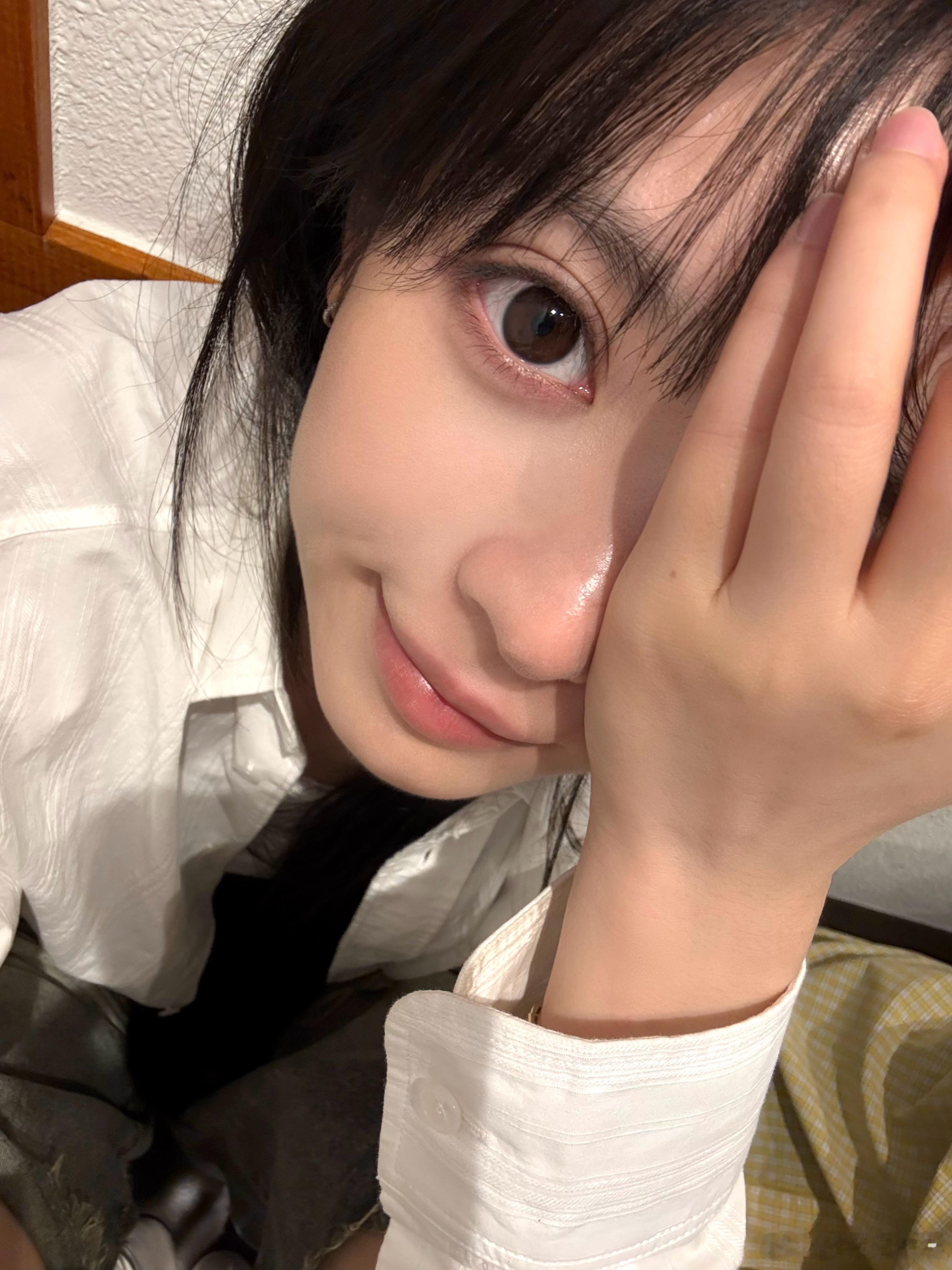 田曦薇 素颜大美女！眼睛真的好大好圆，忒美[鼓掌][鼓掌] ​​​