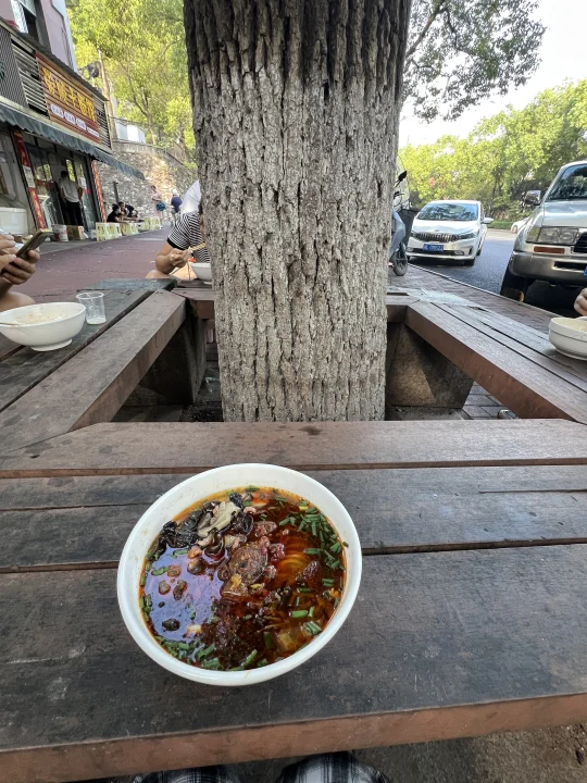 株洲10多年小破粉店，围着树吃粉。。。