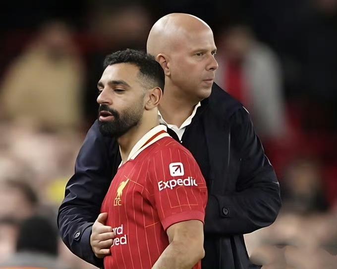 利物浦终于赢球了，我看了各大博主的解答，斯洛特留队，萨拉赫再见了。

网上都说萨