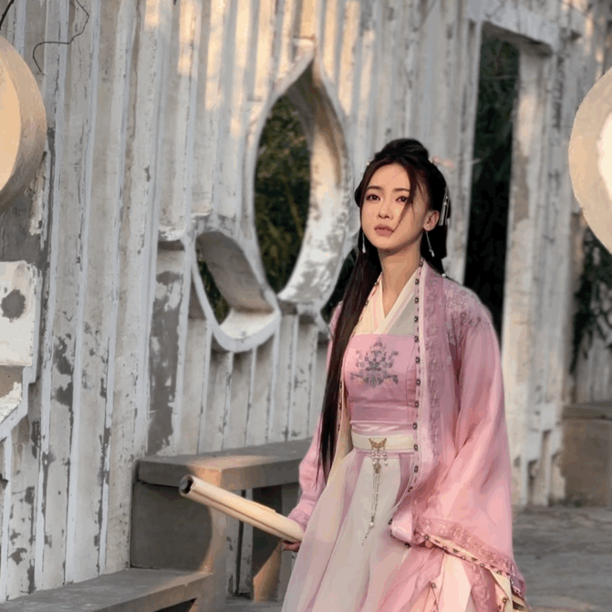 #吴谨言还得是古装#吴谨言的服装造型也太让人心动了吧，瞬间被圈粉住了，古装还得佩