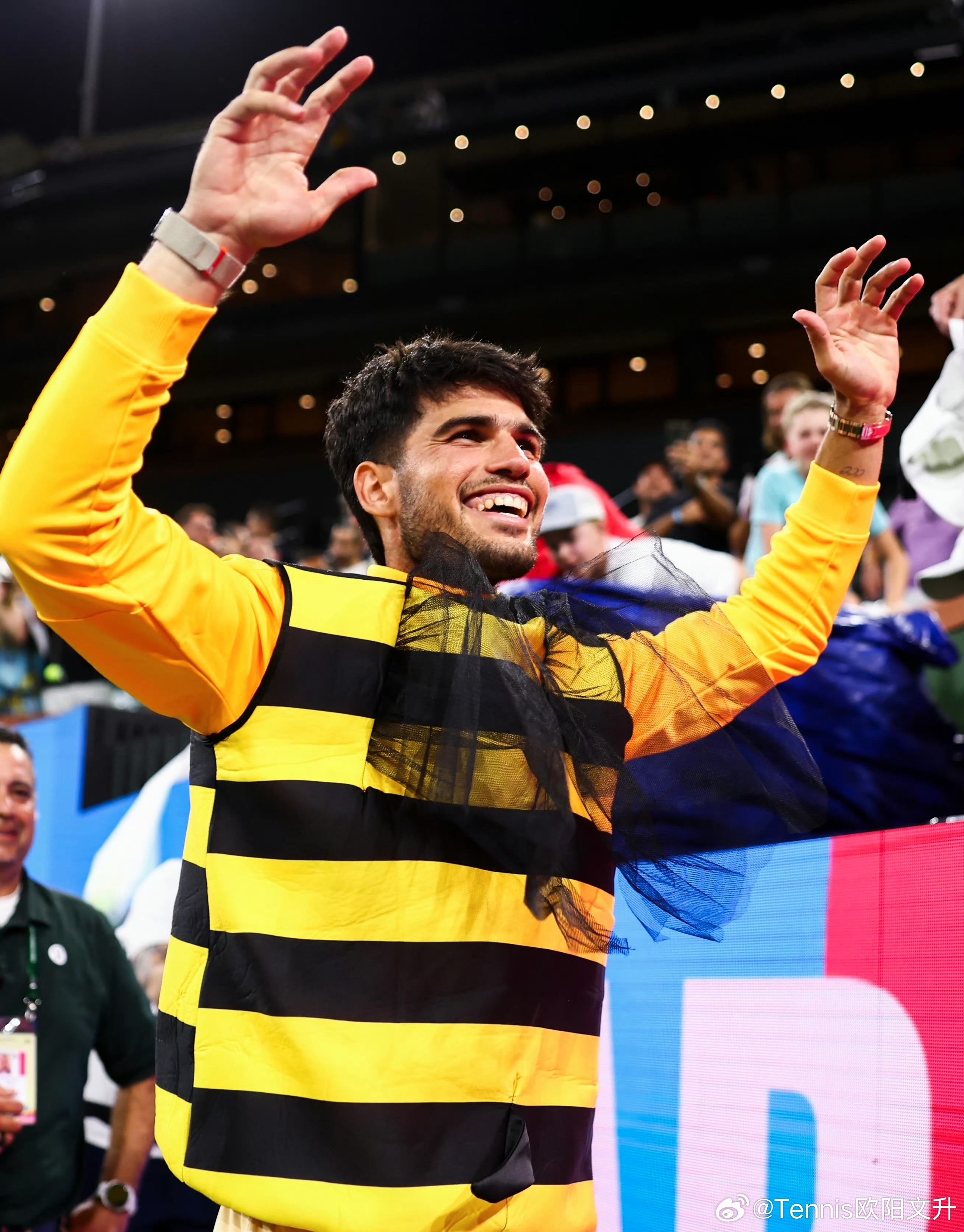 阿尔卡拉斯赛季16连胜 阿尔卡拉斯闯进四强后穿上🐝蜜蜂服和大家一起互动哈哈哈太