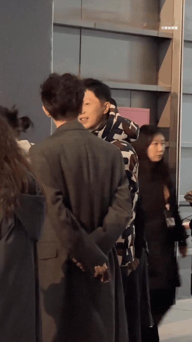 任嘉伦丹青做彩  马龙任嘉伦在聊什么   任嘉伦马龙在聊什么呢，该不会是在交流乒
