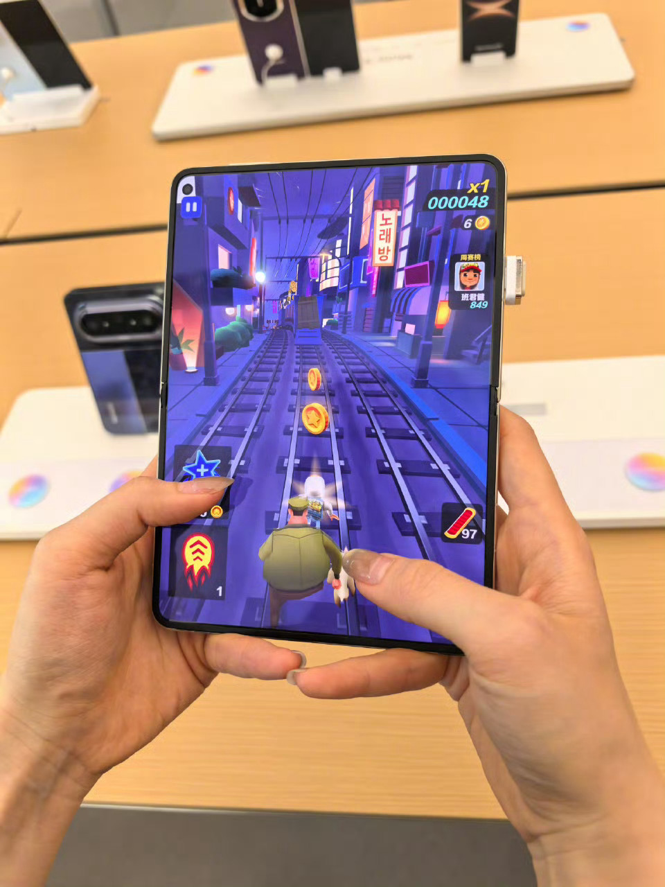 这个在发布会的时候，我在现场体验区，然后我上手了一下，这个真的大得很不一样，我真