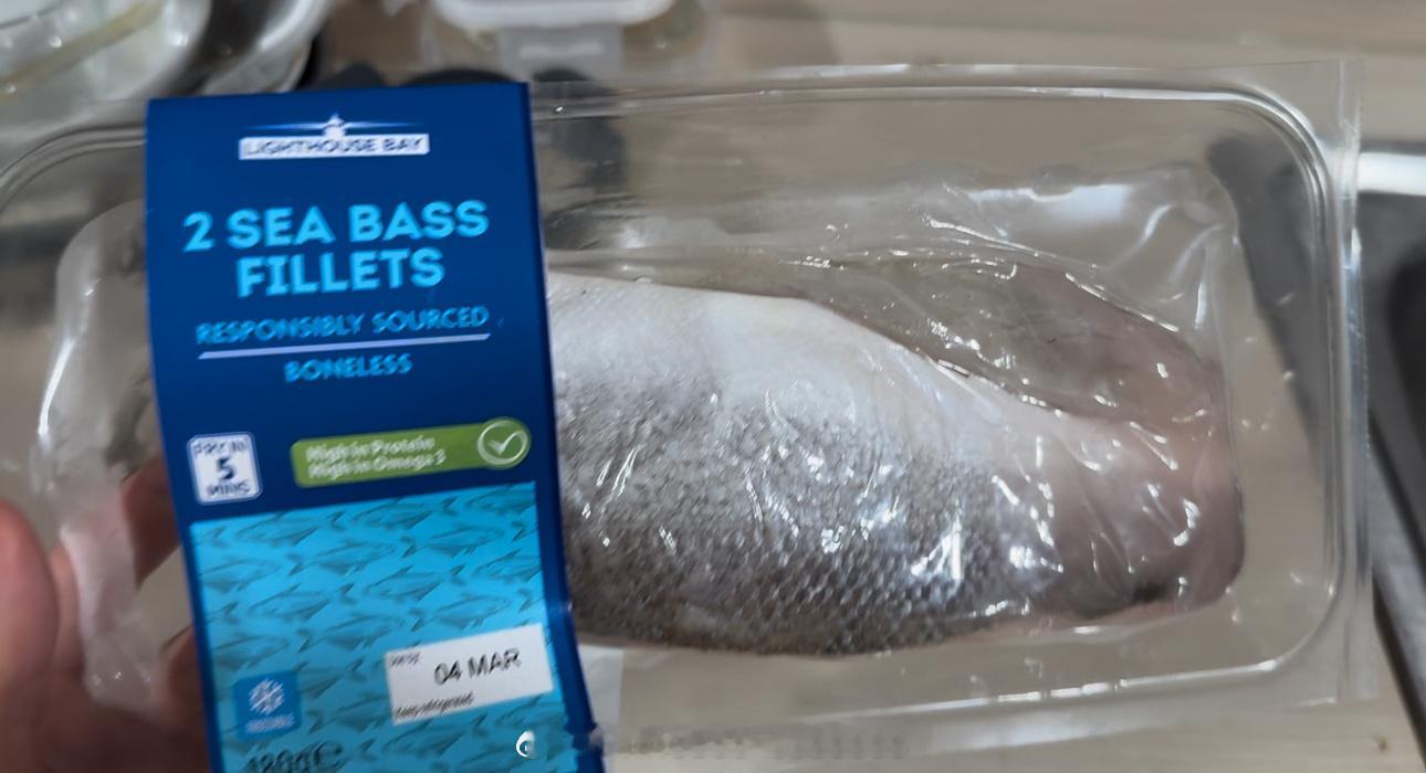 今天和我爸一起钓了20多条鱼，他下厨做的，然后让我烧个汤，还问我会不会做饭我说我