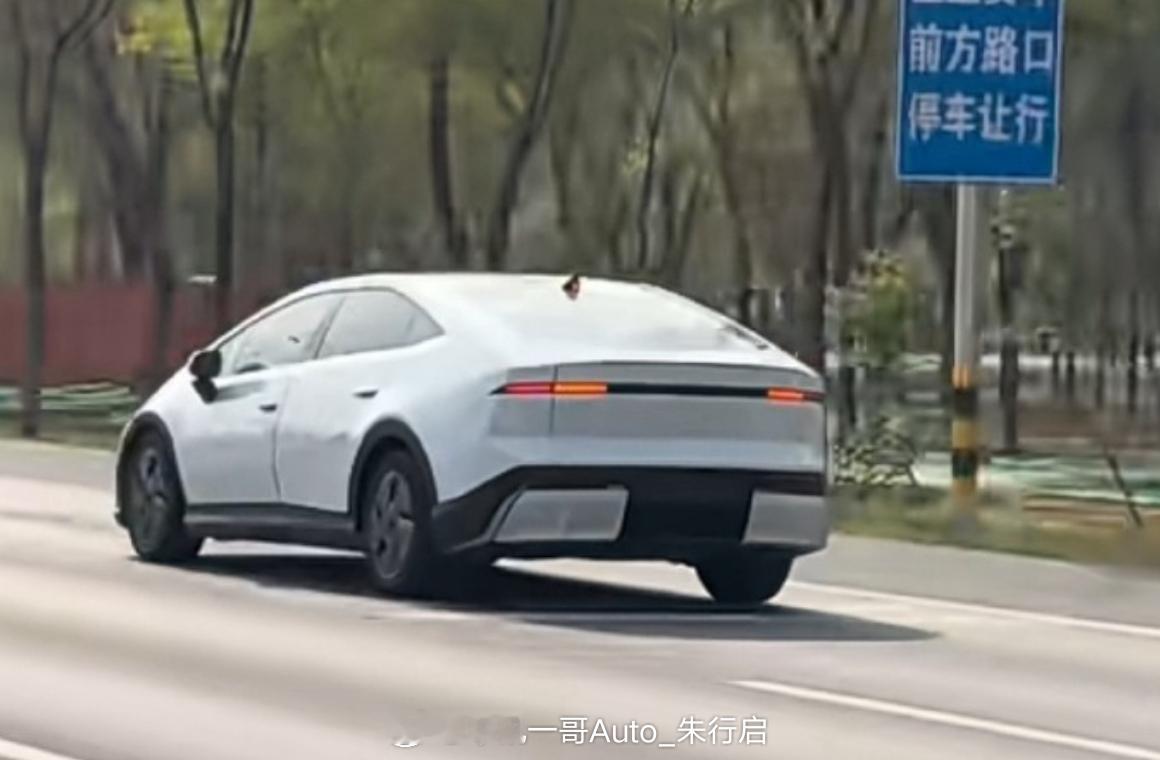 北京现代艾尼氪V的上路实拍图看起来像是机甲风的丰田普锐斯轮圈换换的话应该更好看吧
