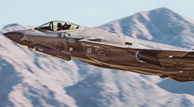 美军那吹上天的宝贝战机又出事儿了，王牌F-35训练时突然失控坠毁，飞行员惊险逃生