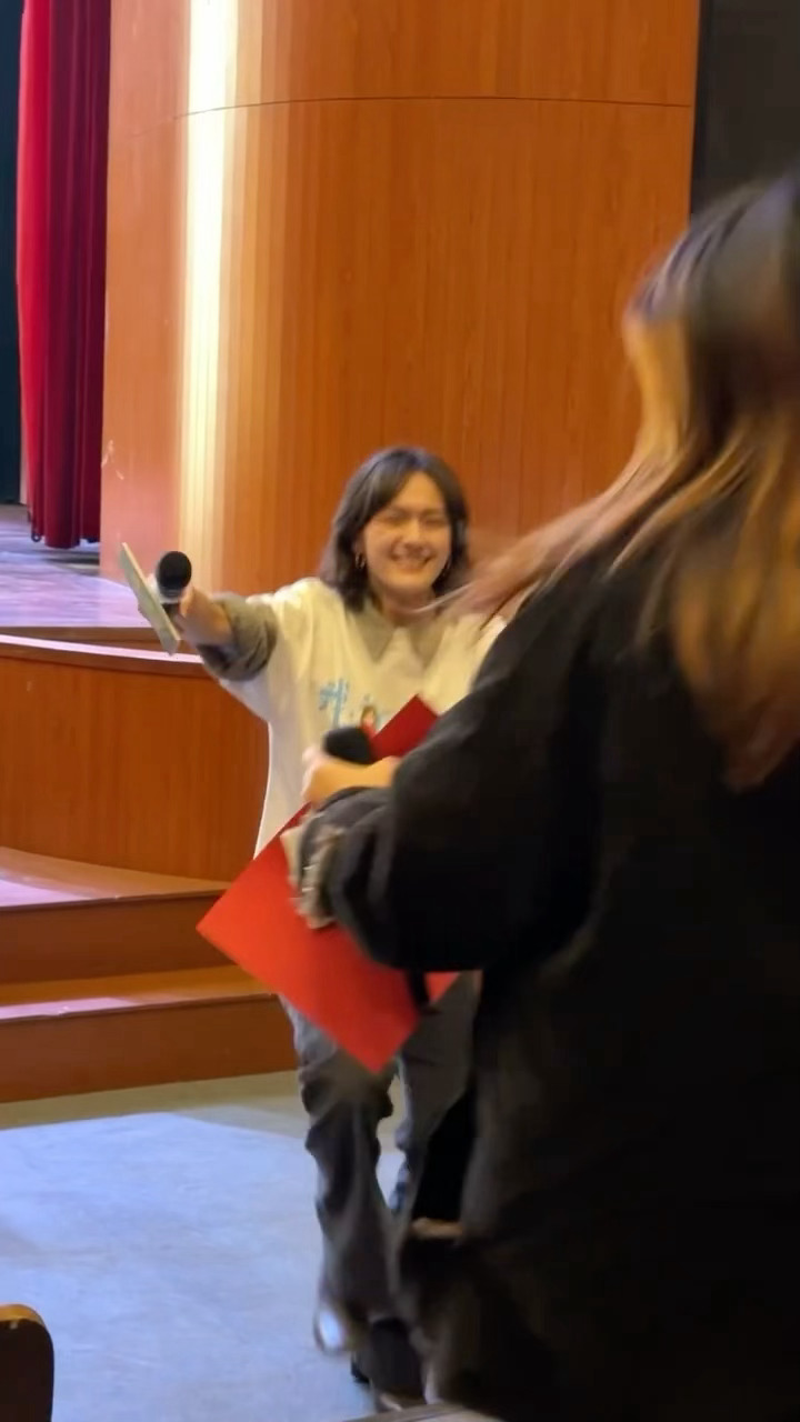 文淇的饭撒怎么是拥抱再加亲一口🙊 