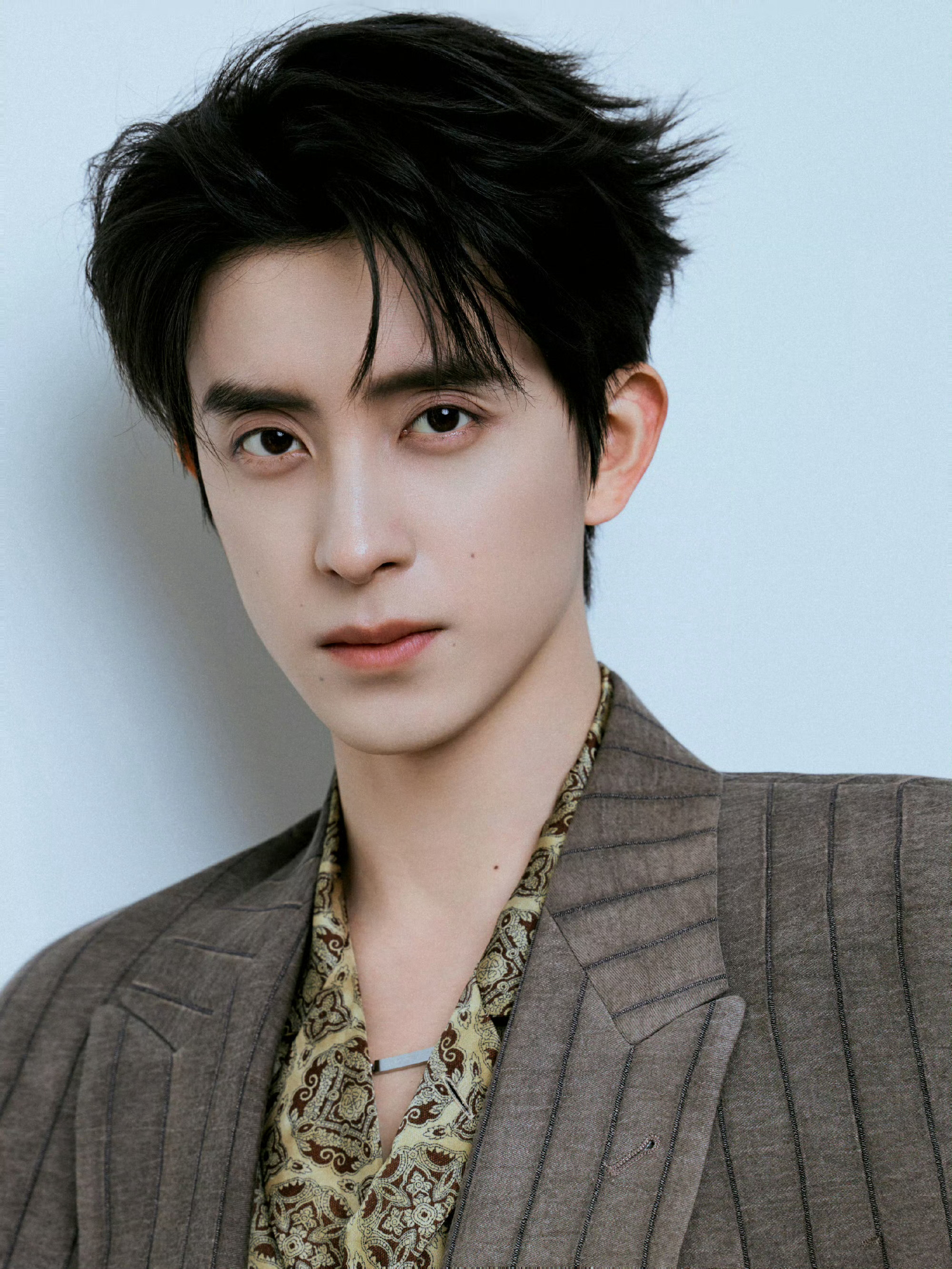 敖瑞鹏现身2026爱奇艺世界大会，身着Emporio Armani 2026 春