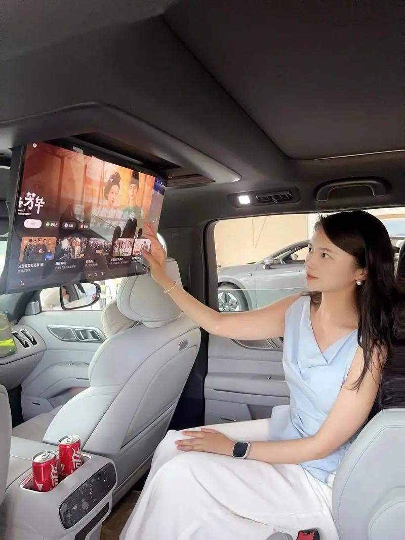 去年全球卖了1700万辆电动车，今年预计要突破2000万辆大关，相当于每卖出四台