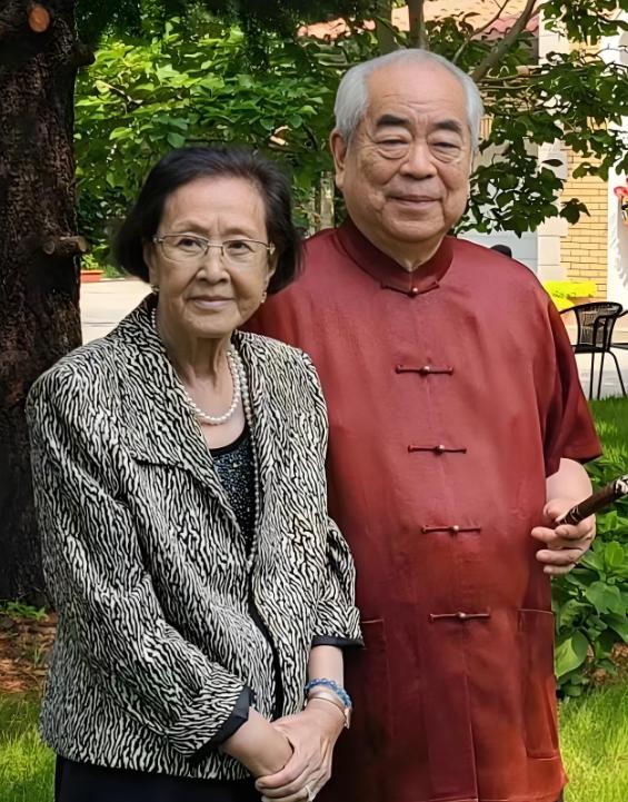 范曾抢了须遵德的老婆张桂云，
两个儿子也改姓跟了范曾，
但须遵德才是最有可能笑到