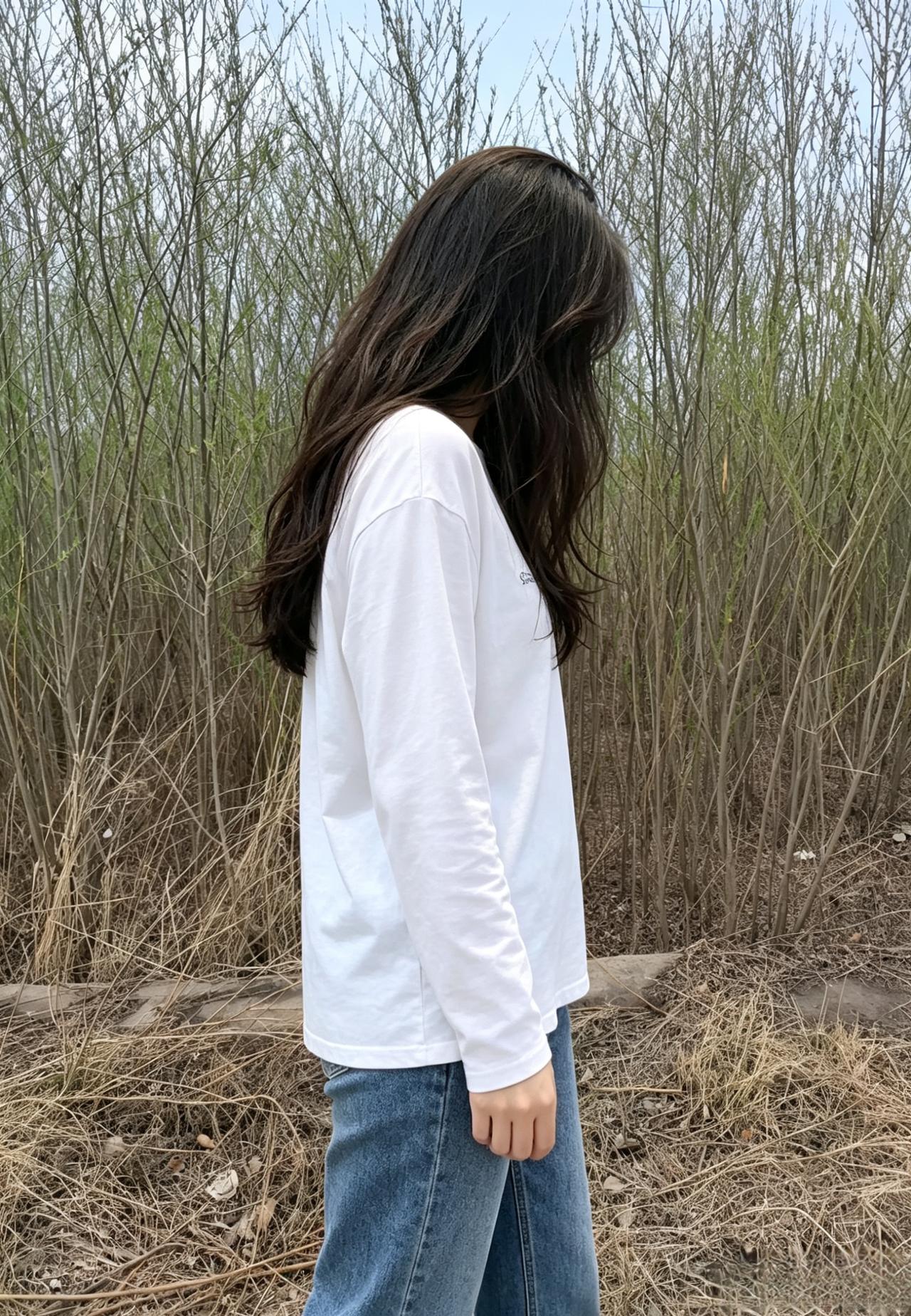 白衣蓝裤踏浅春，纤腰缓步惹风匀。
林间漫立回身望，满目山河不及人。
