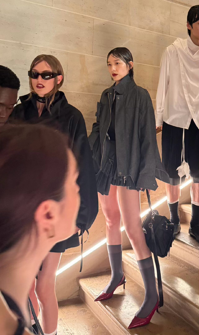 李斯丹妮巴黎走秀李斯丹妮首次时装周走秀 秀场后台的路透照比正片更让我记住。不是那