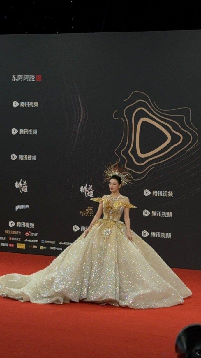 张雨绮太阳女神 张雨绮星光大赏的红毯造型，美得让人陶醉，简直是女神级别的存在！ 