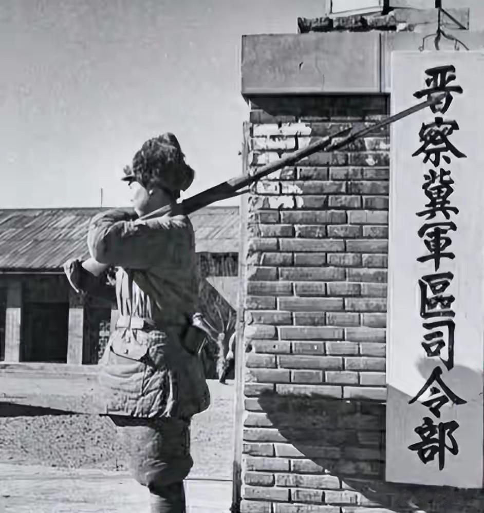 1946年全军最硬核一幕！猛将当众拍桌质问聂荣臻，全场死寂，聂帅回应令人动容
 