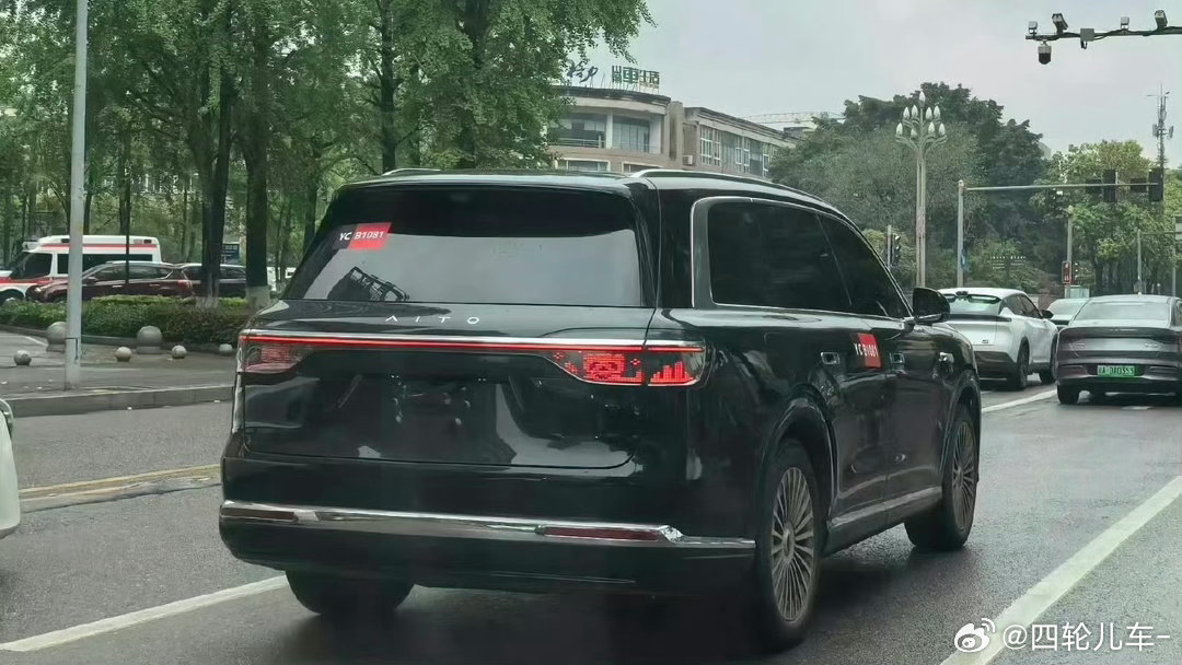 汽车  改款问界M9实拍车，外观增加镀铬装饰，车尾立体感十足，整体更显豪华。对于
