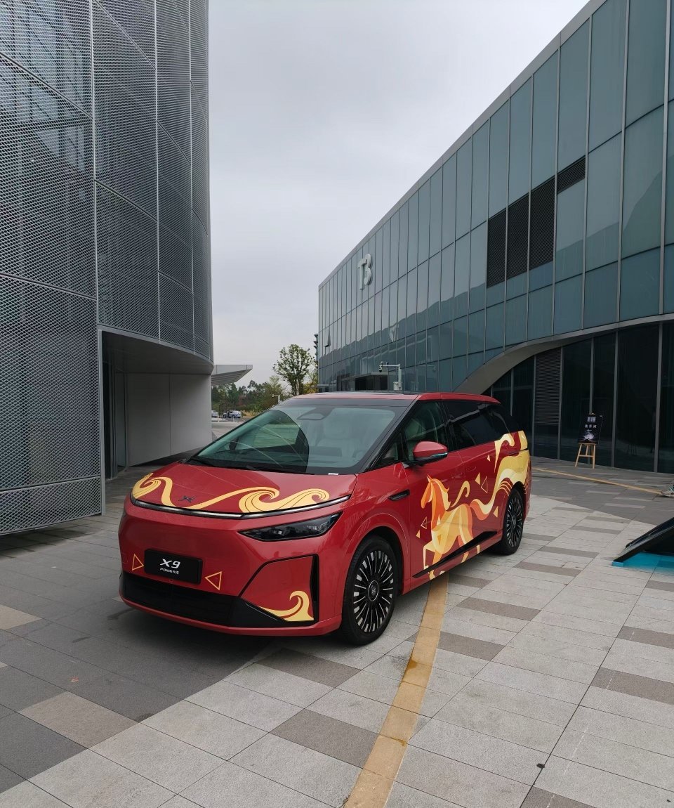 这样的新款小鹏X9纯电版，你就说飒不飒？百家车坛