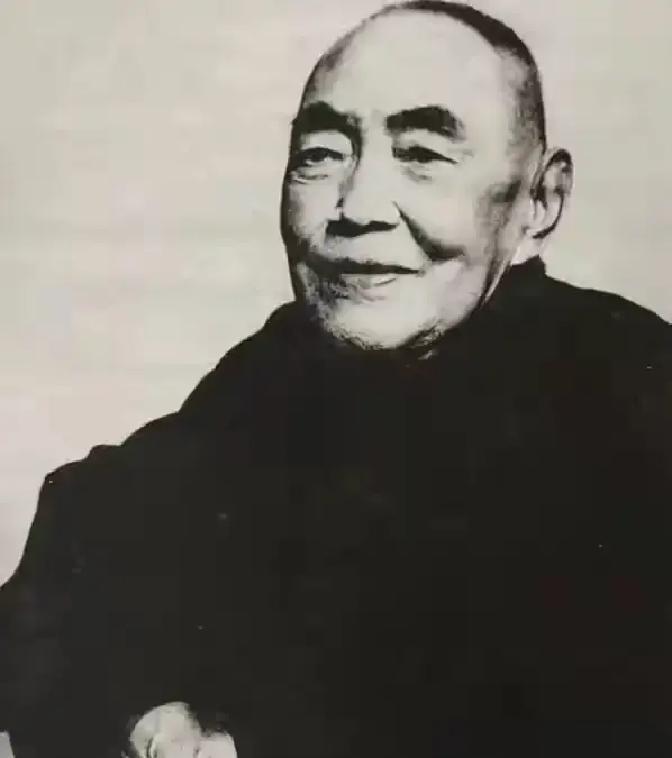 庞戎在刘芳菲的访谈里突然说自己是庞莱臣后人，还一脸深情回忆小时候看画学字。
我刷