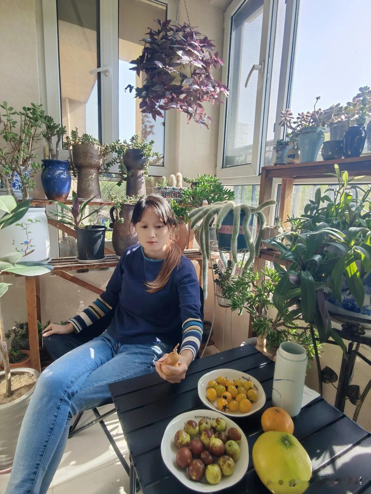 #随手拍张照# 
与花草为伴
共沐温暖阳光