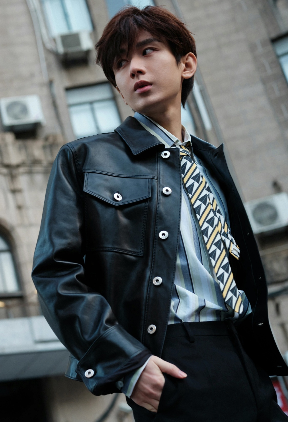 不喧哗，自有声。在流量翻腾的浪潮里，他选择低头耕耘。片场的沙尘、夜戏的灯光、反复