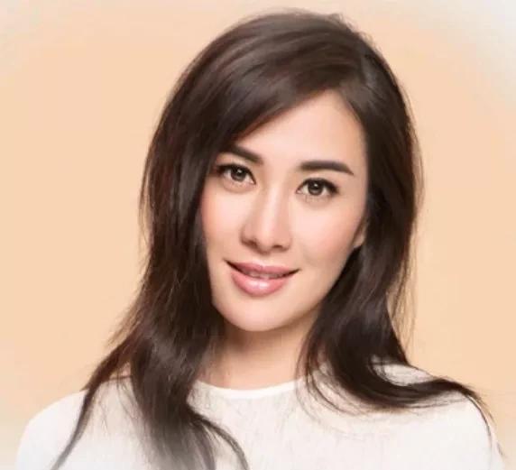 李国庆悄悄再婚了！

新娘不是叶璇，是北大同窗张丹红。

直播间里叶璇的暧昧眼神