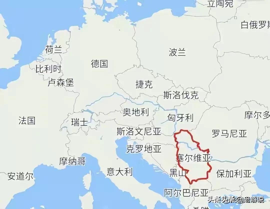 塞尔维亚这个局势确实很不好搞，武契奇已经看明白了，北约很有可能趁全球两大火药桶都