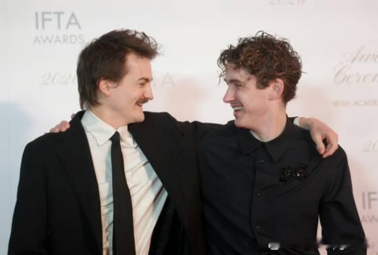 《权力的游戏》乔弗里大帝演员新照日前在爱尔兰影视行业的大小人物齐聚都柏林皇家会议