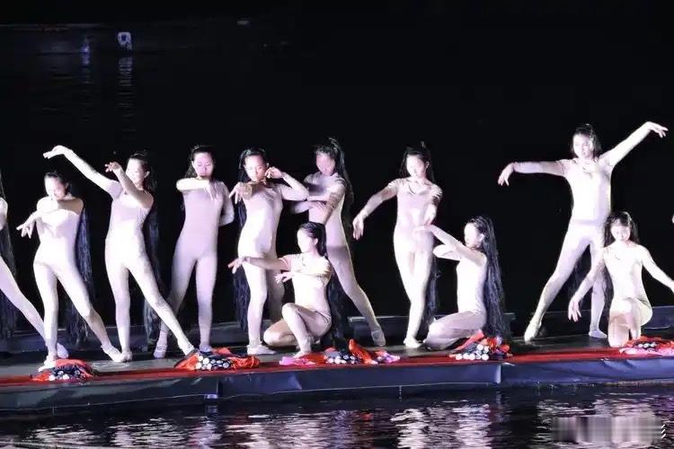 早期刘三姐演出全裸桥段画家袁运生去世 历史总是如此吊诡。就在昨天凌晨，画家袁运生